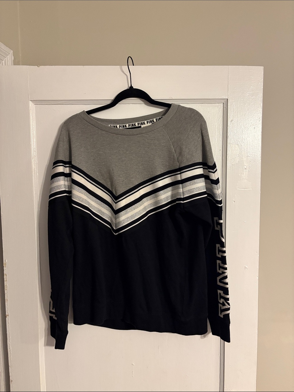 MINKPINK Two-Tone Chevron Pullover Sweatshirt in Gray & Black